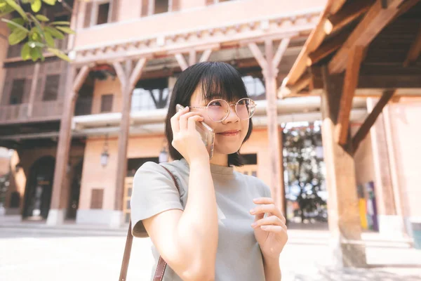 Genç Asyalı Kadını Cep Telefonu Kullanıyor Şehir Yaşam Tarzı Çalışan — Stok fotoğraf