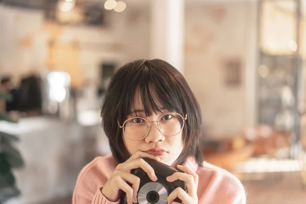 Portrait Jeune Étudiante Asiatique Adulte Portant Pull Rose Des Lunettes — Photo