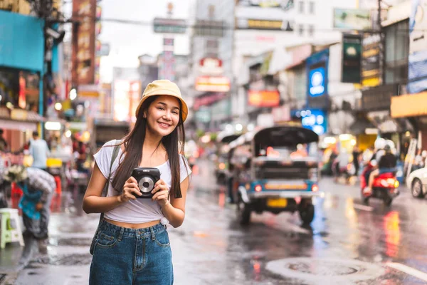 아시아인 여행자는 배낭을 셔츠를 여자였다 야오와 랜드마크 인스턴트 카메라를 차이나타운 — 스톡 사진