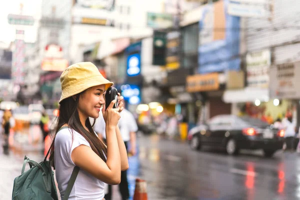 Sırt Çantalı Beyaz Gömlekli Mutlu Asyalı Genç Bir Kadın Yaowarat — Stok fotoğraf