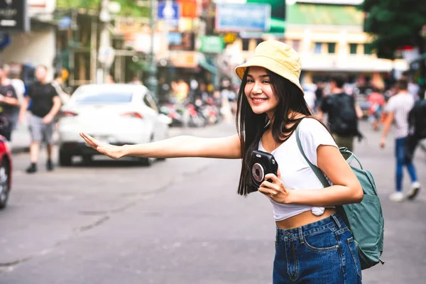 Sırt Çantalı Beyaz Gömlekli Mutlu Asyalı Genç Bir Kadın Kamerayı — Stok fotoğraf
