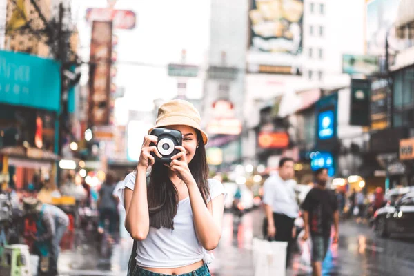 Fiatal Ázsiai Utazó Boldog Fehér Ingben Hátizsákkal Fényképezés Azonnali Fényképezőgéppel — Stock Fotó
