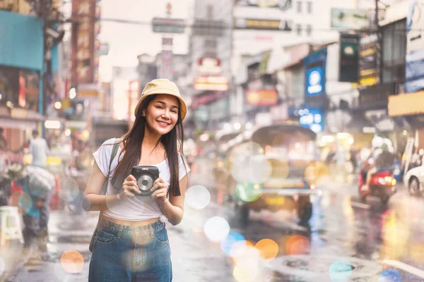 Junge Asiatische Reisende Glücklich Frau Weißem Hemd Mit Rucksack Eine — Stockfoto