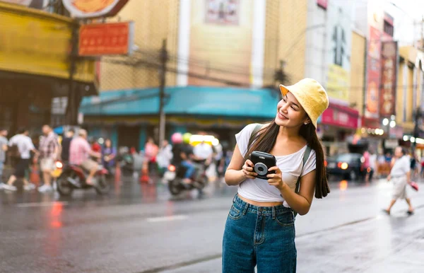 Sırt Çantalı Beyaz Gömlekli Mutlu Asyalı Genç Bir Kadın Yaowarat — Stok fotoğraf