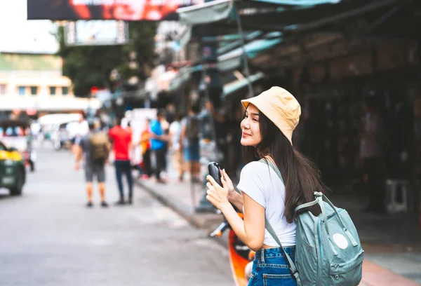 Joven Viajero Asiático Mujer Feliz Camisa Blanca Con Mochila Sostiene — Foto de Stock