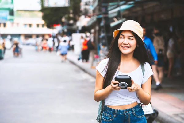 Fiatal Ázsiai Utazó Boldog Fehér Ingben Hátizsákkal Azonnali Kamera Khaosan — Stock Fotó