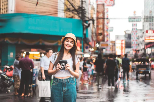 Jonge Aziatische Single Reiziger Vrouw Casual Stijl Ontspannen Met Rugzak — Stockfoto