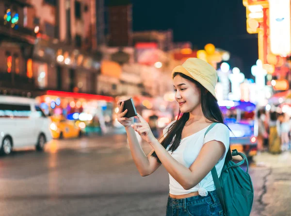 Sırt Çantalı Beyaz Gömlekli Mutlu Asyalı Genç Bir Kadın Modern — Stok fotoğraf