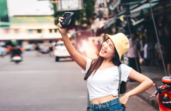 Feliz Joven Asiático Enérgico Viajero Mujer Mochila Foto Selfie Con — Foto de Stock