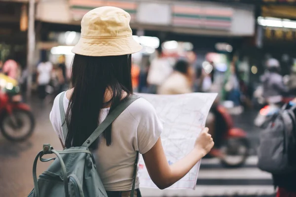 Joven Adulto Asiático Viajero Feliz Mujer Solo Mochila Explora Mapa — Foto de Stock