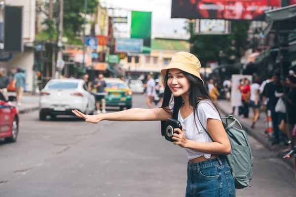 Joven Asiática Viajero Mujer Mochila Hipster Chica Estilo Llamar Taxi — Foto de Stock