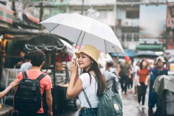 Genç Asyalı Gezgin Mutlu Kadın Sırt Çantası Yolculuk Sırasında Yağmur — Stok fotoğraf