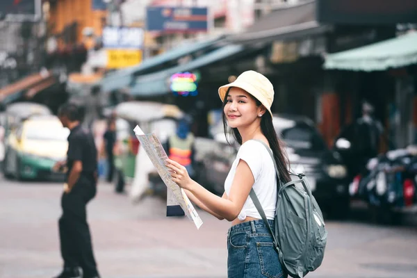 Joven Adulto Asiático Viajero Feliz Mujer Blanco Camisa Amarillo Sombrero — Foto de Stock