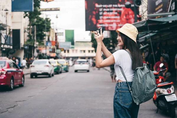 Genç Asyalı Yetişkin Kadın Hipster Tarzı Gezgin Sırt Çantalı Yalnız — Stok fotoğraf
