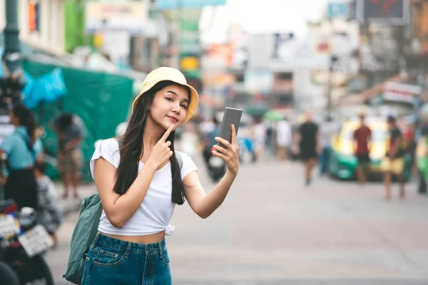 亚洲女旅行者使用智能手机放松旅行 因为她们在城市里使用漫游互联网制作旅游地图 青少年背包旅行与技术概念 泰国曼谷 — 图库照片