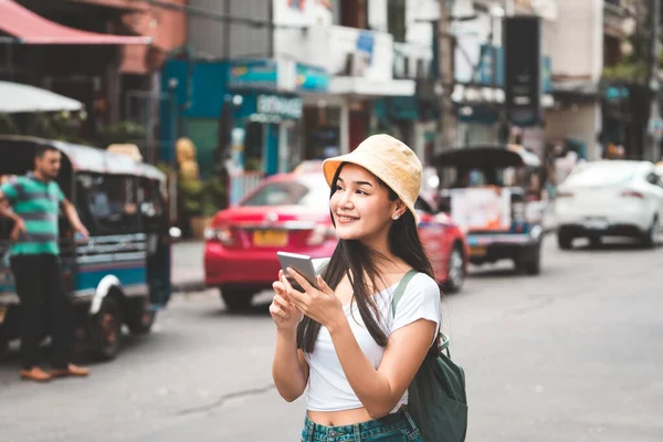 Mutlu Asyalı Gezgin Kadın Şehir Turu Haritası Için Gezinen Interneti — Stok fotoğraf