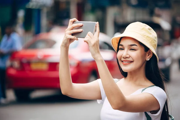 Boldog Ázsiai Utazó Pihenni Utazás Mobiltelefon Online Alkalmazás Tinédzser Hátizsák — Stock Fotó