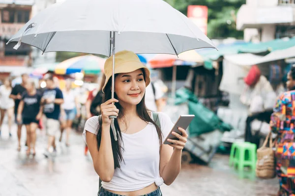 Sırt Çantası Şemsiyesi Olan Beyaz Gömlekli Mutlu Asyalı Genç Bir — Stok fotoğraf