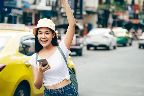 Feliz Mujer Viajera Asiática Relajarse Viaje Con Teléfono Inteligente Para — Foto de Stock