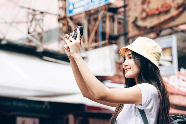 Genç Asyalı Mutlu Beyaz Gömlekli Sırt Çantalı Tek Kişilik Seyahat — Stok fotoğraf