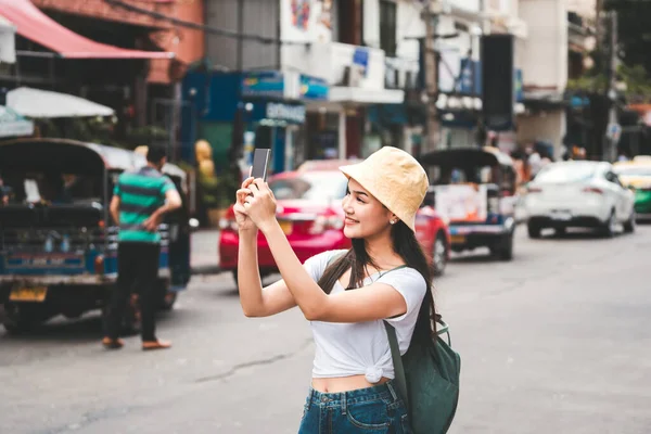 Genç Asyalı Gezgin Kadınlar Çevrimiçi Sosyal Için Mobil Uygulama Kullanıyorlar — Stok fotoğraf