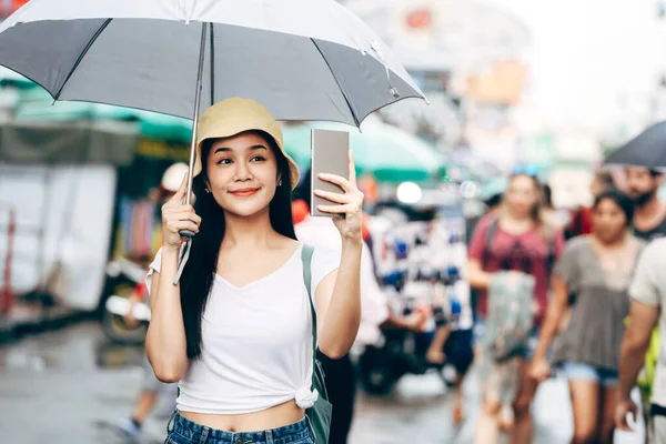 Sırt Çantası Şemsiyesi Olan Beyaz Gömlekli Mutlu Asyalı Genç Bir — Stok fotoğraf