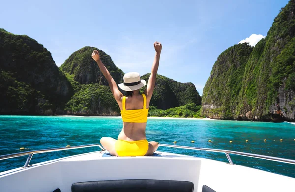 Vista Trasera Mujer Viajera Adulto Sentarse Relajarse Brazo Estiramiento Barco — Foto de Stock