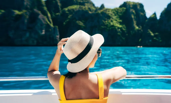 Vista Trasera Mujer Viajera Adulto Sentarse Relajarse Barco Vela Llevar — Foto de Stock