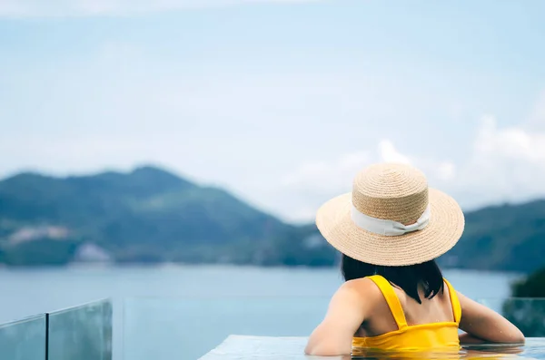 Viajes Verano Concepto Vacaciones Vista Trasera Mujer Turista Asiática Relajarse — Foto de Stock