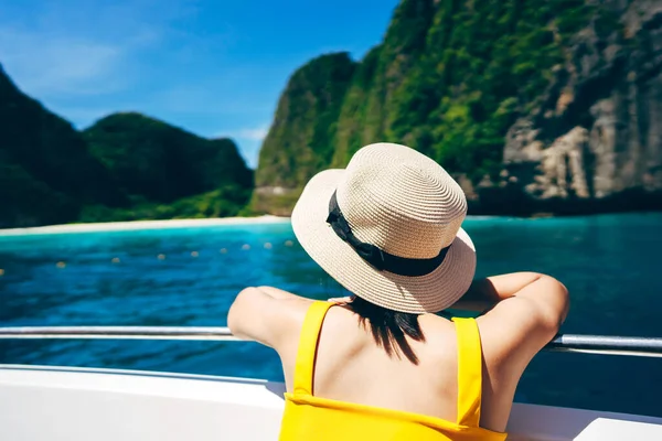 Vista Trasera Mujer Viajera Adulto Sentarse Relajarse Barco Vela Llevar — Foto de Stock