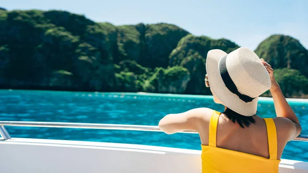 Vista Trasera Mujer Viajero Adulto Sentarse Relajarse Barco Vela Usar — Foto de Stock