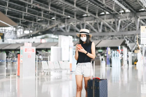 Flughafenterminal Soziale Distanzierung Von Coronavirus Pandemie Junge Erwachsene Touristinnen Tragen — Stockfoto