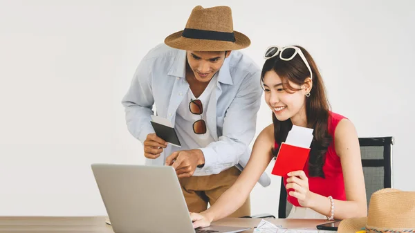 Young Adult Southeast Asian Couple Man Woman Using Laptop Search — Stock Photo, Image