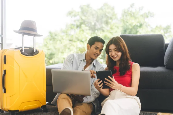 Glückliches Lächeln Junge Erwachsene Südostasiatische Paar Mit Laptop Für Die — Stockfoto
