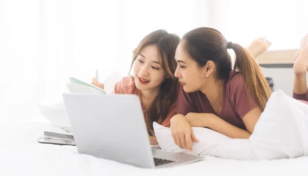 Twee Jonge Volwassen Vrouwen Die Samenwonen Met Een Relatie Concept — Stockfoto