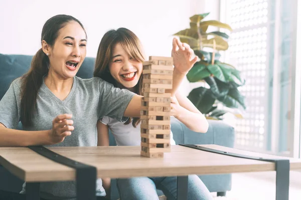 İlişki konseptiyle birlikte yaşayan iki yetişkin kadın. Güneydoğu Asya halkının dostluğu jenga oyunu oynayarak yaşam tarzını rahatlatıyor. Evdeki hayat anları.