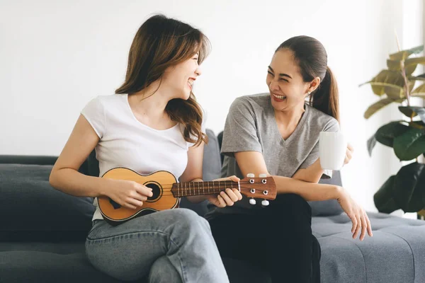 Twee Jonge Volwassen Vrouwen Die Samenwonen Met Een Relatie Concept — Stockfoto