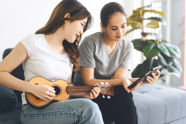 Dos Mujeres Adultas Jóvenes Que Viven Juntas Con Concepto Relación —  Fotos de Stock