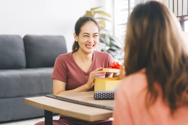 Twee Jonge Volwassen Vrouwen Die Samenwonen Met Een Relatie Concept — Stockfoto