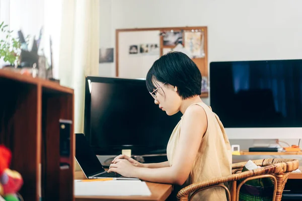 Fiatal Felnőtt Ázsiai Marad Dolgozik Otthon Iroda Koncepció Használja Laptop — Stock Fotó