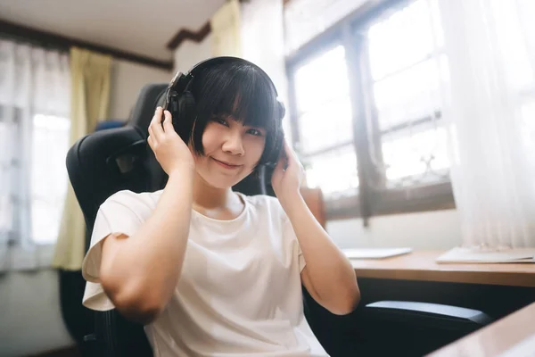 Genç Asyalı Kadın Kavramında Kalıyor Kulaklık Takıyor Internetten Müzik Dinliyor — Stok fotoğraf