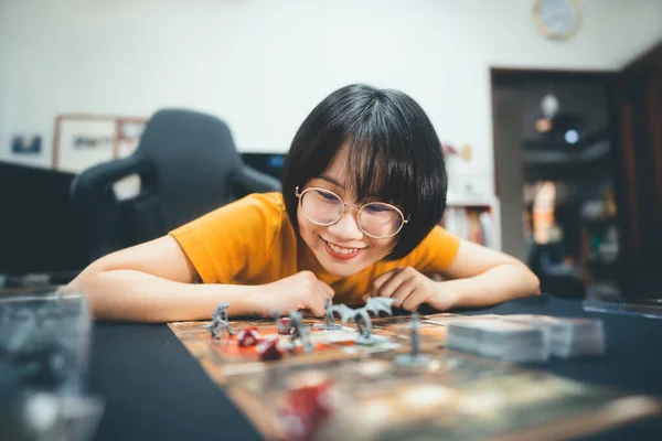 Nsanların Hobileri Konseptinde Kalmaktır Masanın Üzerinde Oyun Oynayan Asyalı Genç — Stok fotoğraf
