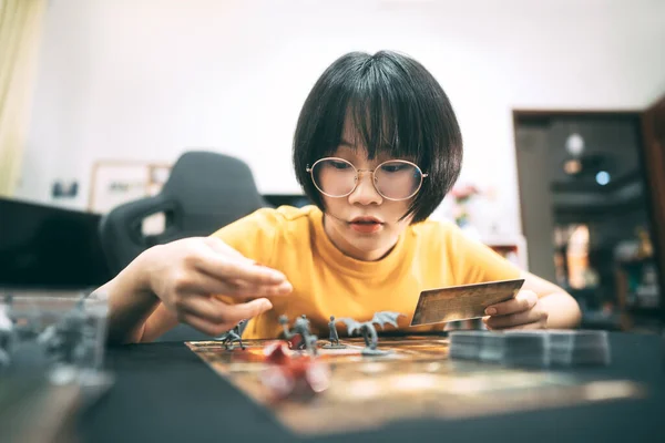 Nsanların Hobileri Konseptinde Kalmaktır Masanın Üzerinde Oyun Oynayan Asyalı Genç — Stok fotoğraf