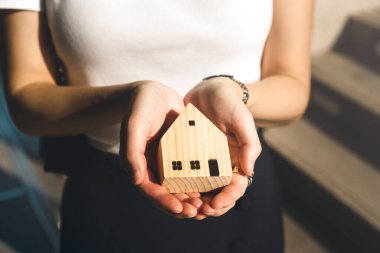 Asyalı kadınların el ele tutuştuğu bir iş modeli. Yatırım konutları kavramı.