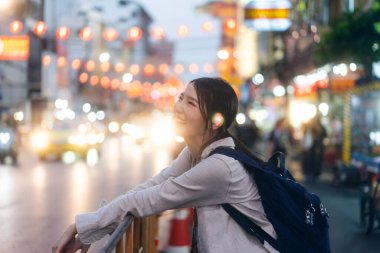 Yürüyen genç Asyalı kadın yolcu çantası. Çin Mahallesi 'nde, Bangkok, Tayland' da gezen insanlar. Kalıp yaz gezisi konsepti. Arkaplanda Bokeh.