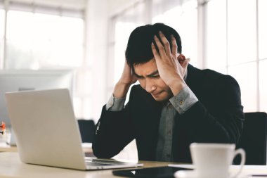 İş adamı, Corona virüsü salgınından dolayı stres ve depresyon yaşıyor. Ekonomi, finans ve pazarlama konusunda paranoyaktır. Bilgisayarlı çalışma yeri