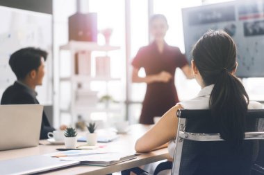 Güneydoğu Asyalı iş adamları ofis konsepti üzerinde çalışan grup çalışanı. İş kadını toplantı salonunun çalışma odasında dikiz aynasından görülüyor. Gün ışığında pencereli bulanık arkaplan.