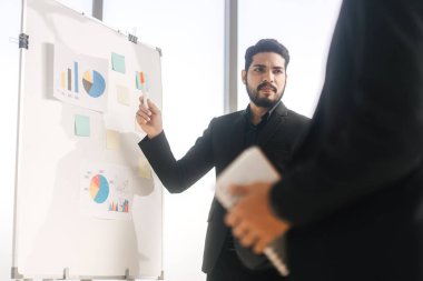 Güneydoğu Asya İş Adamları Grubu ofis konsepti üzerinde çalışıyor. CEO 'su sakallı adam sunum yapıyor ve toplantı stratejisini toplantı odasında kuruyor..