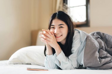 İnsanlar ev kavramında kalırlar. Uyandıktan sonra yatak odasında Asyalı güzel bir kadının portresi. Pencereli ve sabah güneşli ev odası.