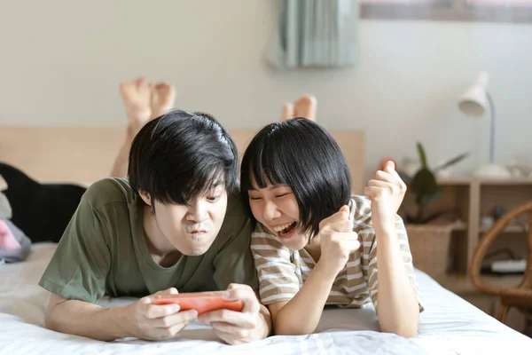 Genç Asyalı Aşıklar Birlikte Kavramında Yaşıyorlar Yatak Odasındaki Mutlu Gülümseyen — Stok fotoğraf